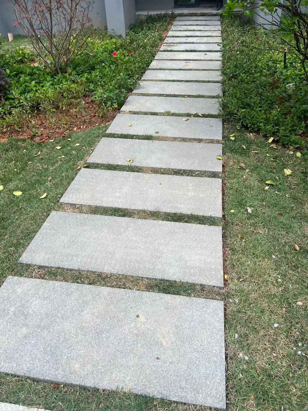 南京 芝麻黑小区踏步、汀步石铺装效果