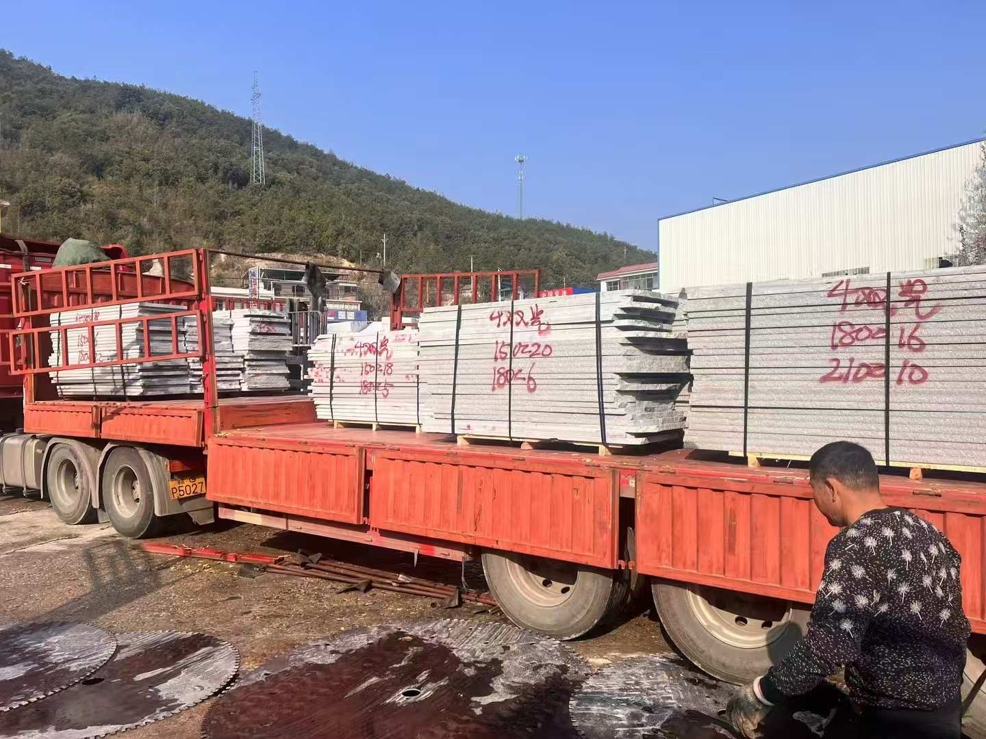 南京 芝麻灰花岗岩光面毛板出货日常